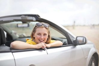 Jeune conducteur utilisant un vélo pour se déplacer en ville