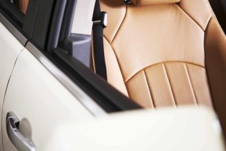 Intérieur d'un minibus 9 places avec sièges confortables