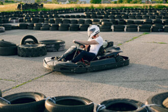 Choisir son casque de karting : normes, critères et budget en 2026