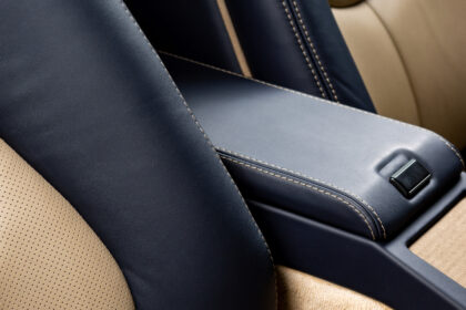 Cuir de voiture : comment l'hydrater et le nourrir pour éviter les craquelures ?