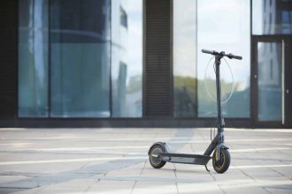 Scooter électrique moderne dans un environnement urbain animé