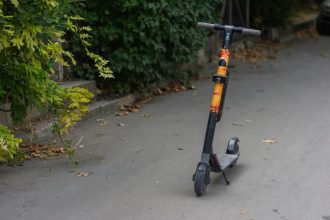 Trottinette électrique Décathlon sur un chemin dans un parc