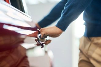 Homme d'affaires ouvrant la porte d'une voiture à Brest