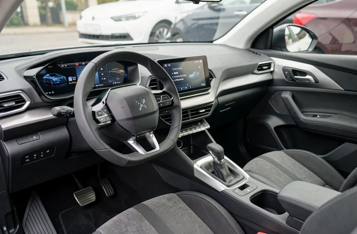 Intérieur du Peugeot 3008 Hybrid avec tableau de bord numérique et finitions premium