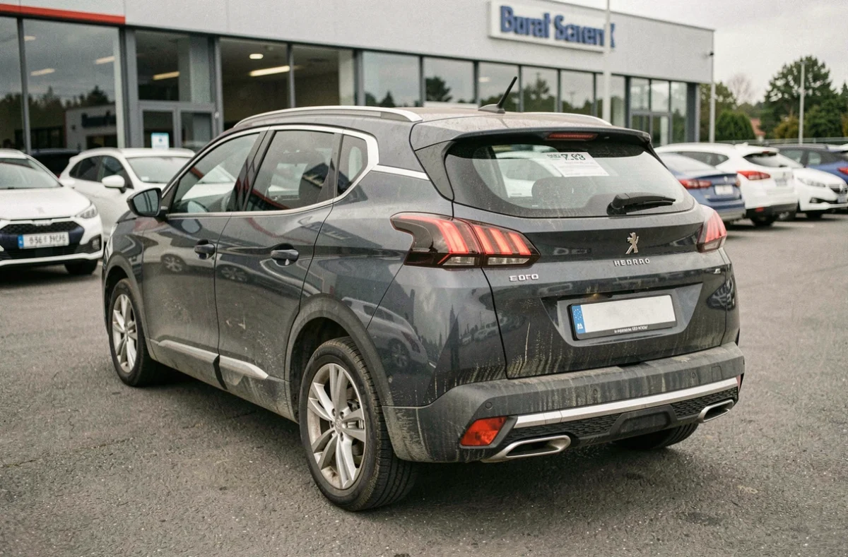 Peugeot 3008 Hybrid d'occasion chez un concessionnaire illustrant la valeur de revente à 5 ans