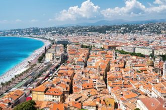 Vue panoramique de la Côte d'Azur à Nice
