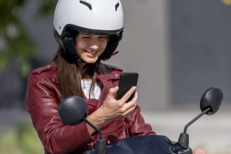 Femme consultante sur son scooter électrique en milieu urbain