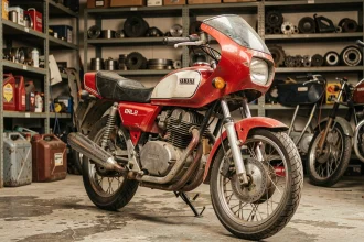 Yamaha TZR 125 de collection garée dans un garage privé avec des accessoires vintage autour